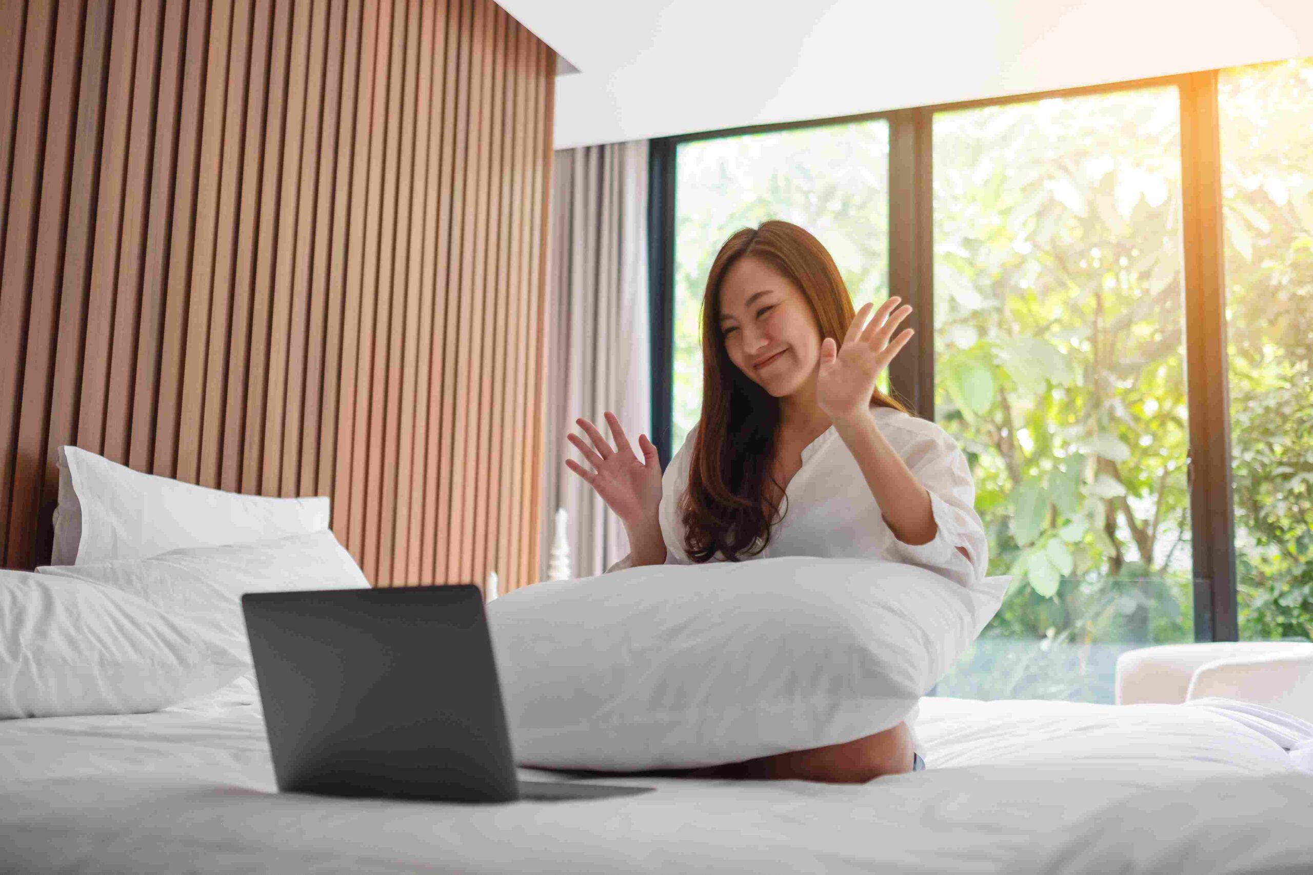 wanita sedang menikmati kamar hotel yang nyaman dan bersih